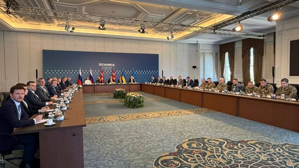 HANDOUT - Russische und ukrainische Delegationen nehmen an Gesprächen im Ciragan-Palast teil. Foto: Ukrainian Ministry of Defense/Ukrainian Ministry of Defense via AP/dpa - ACHTUNG: Nur zur redaktionellen Verwendung und nur mit vollständiger Nennung des vorstehenden Credits