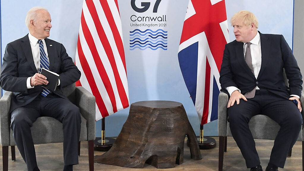 US-Präsident Joe Biden (l) und Großbritanniens Premierminister Boris Johnson (r) sitzen während eines gemeinsamen Treffens vor dem G7-Gipfel in Carbis Bay in Cornwall zusammen. Foto: Toby Melville/reuters pool/AP/dpa