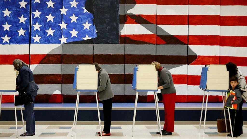 Wähler füllen in Boxen ihre Wahlzettel aus - hier in einer als Wahllokal genutzten Schule in Chesterfield, Virginia. Rund 219 Millionen Wahlberechtigte bestimmen bei der Wahl die Nachfolge von US-Präsident Barack Obama.