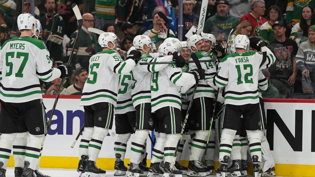 Die Spieler der Dallas Stars jubeln über den Sieg gegen Minnesota