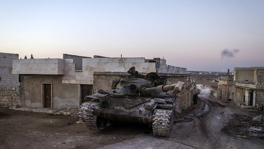 Ein zerstörter Panzer der syrischen Armee steht im Dorf Anjara am westlichen Stadtrand von Aleppo. Foto: Omar Albam/AP