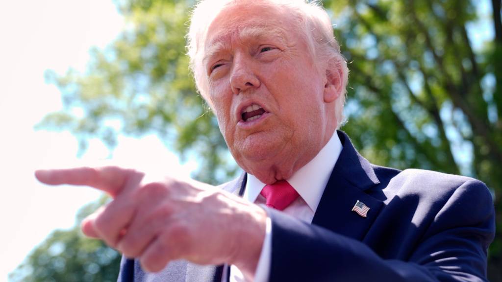 US-Präsident Donald Trump spricht mit Reportern, bevor er mit Marine One vom South Lawn des Weißen Hauses abfliegt. Foto: Manuel Balce Ceneta/AP/dpa