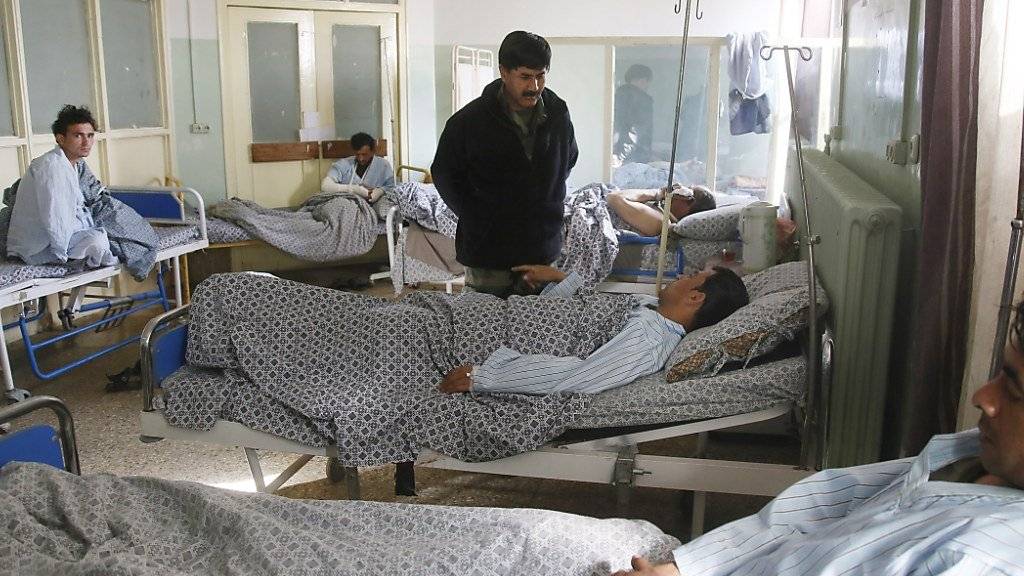 Überlebende des Angriffs im Militärspital in Kabul berichten von Angestellten, die auf Patienten und Personal geschossen hätten.