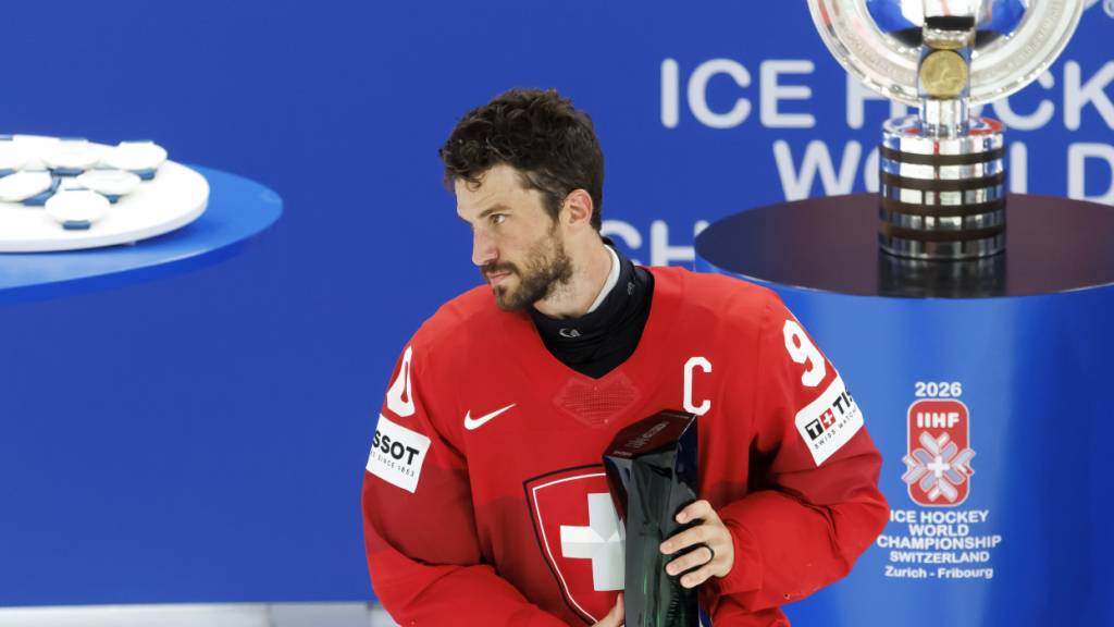Tolle Auszeichnung in einem bitteren Moment: Roman Josi nimmt den MVP-Award entgegen