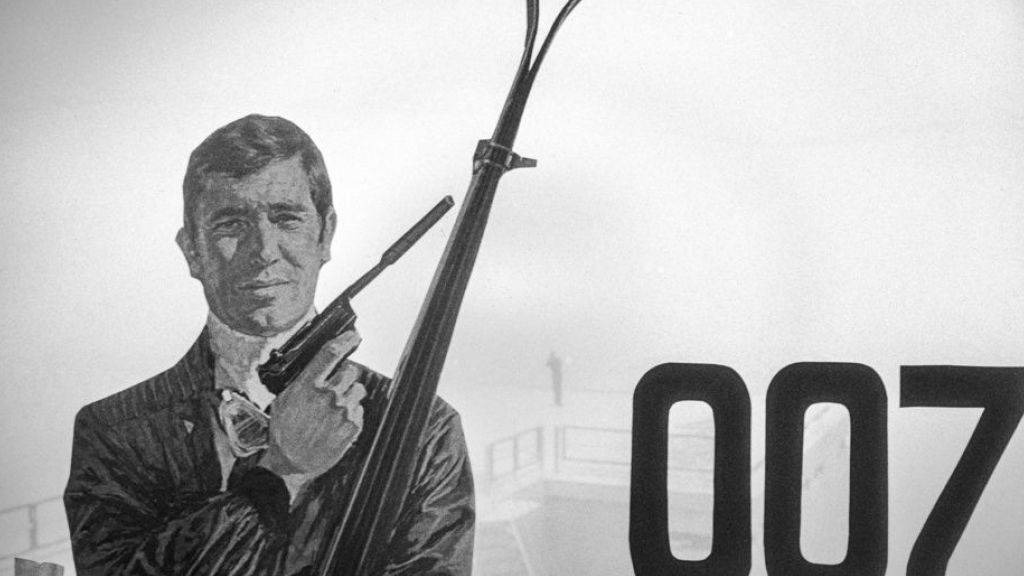 Das 007-Logo und eine Bondfigur anlässlich einer Pressefahrt zum neuen James Bond Films ‹Im Geheimdienst ihrer Majestaet›.