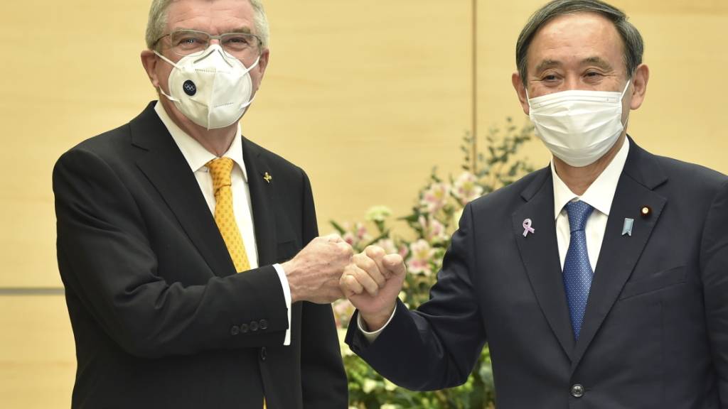 Treffen im Hinblick auf Tokio 2021: IOC-Präsident Thomas Bach und der japanische Ministerpräsident Yoshihide Suga posieren mit Mundschutzmasken