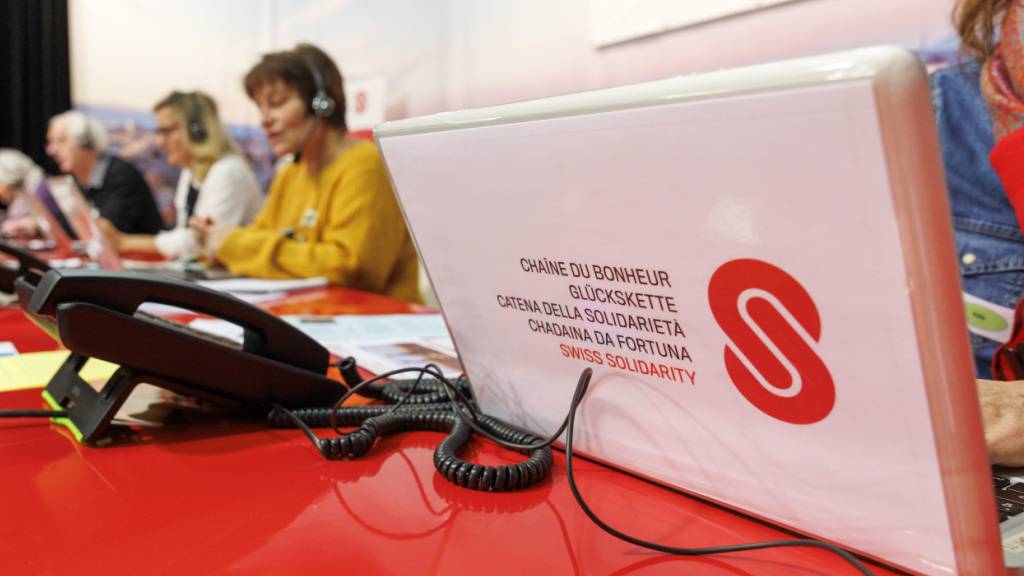 Freiwillige nahmen am Mittwoch per Telefon Spenden für die Zivilbevölkerung in Gaza an. (Archivbild)