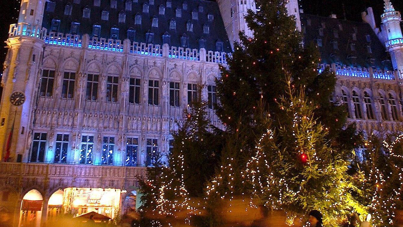 Baum auf Weihnachtsmarkt in Brüssel.