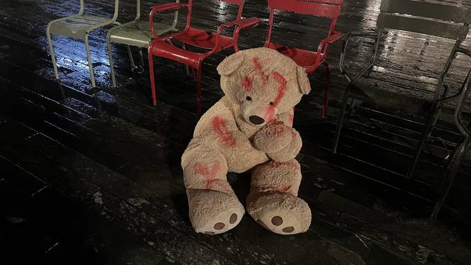 Teddys auf dem Sechseläutenplatz symbolisieren verschleppte Geiseln in Gaza