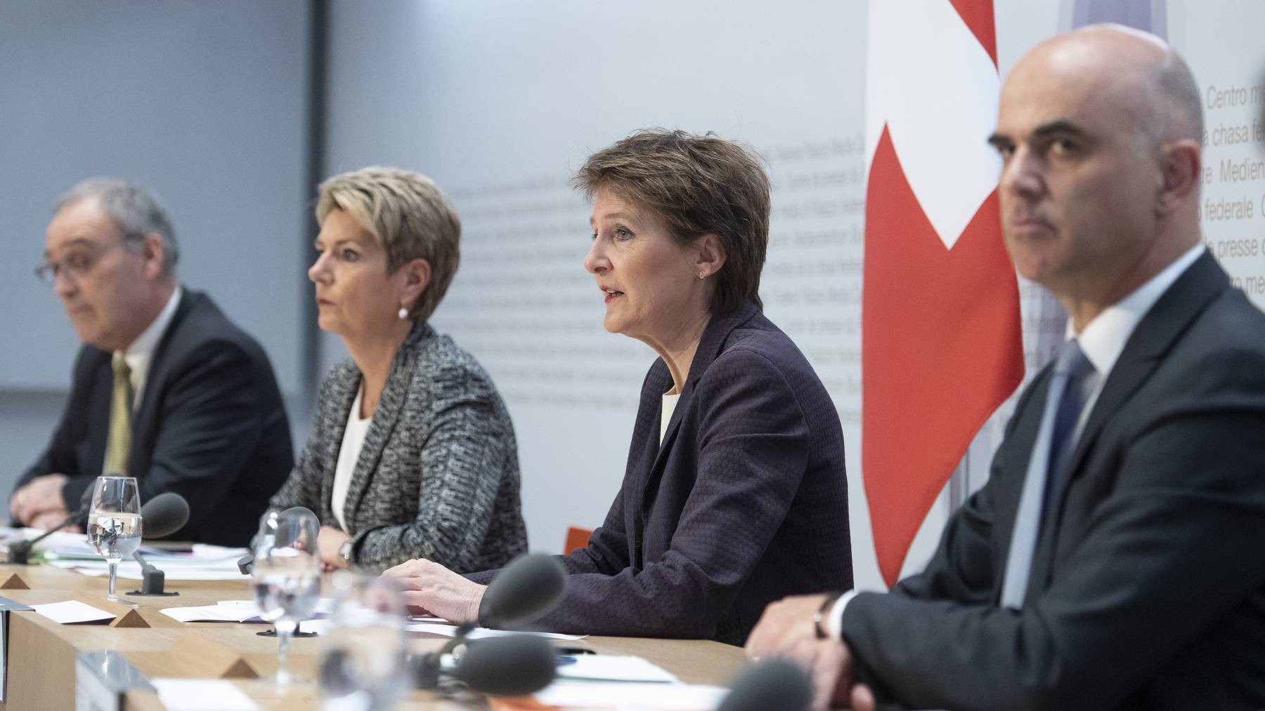 Die Bundesräte Parmelin, Keller-Sutter, Sommaruga und Berset am Freitag vor den Medien in Bern.