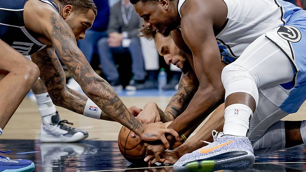 Wer kriegt den Ball? Clint Capela (vorne links) im Gerangel mit zwei Spielern der Dallas Mavericks