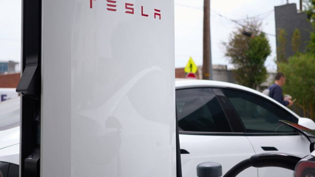 Nach einer Erfolgsphase kämpft Tesla mit Absatzproblemen. Das schlägt auch auf die Geschäftszahlen durch. (Archivbild)