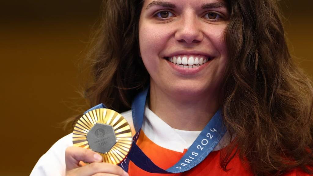 Das Lächeln der Olympiasiegerin: Chiara Leone zeigt die Goldmedaille