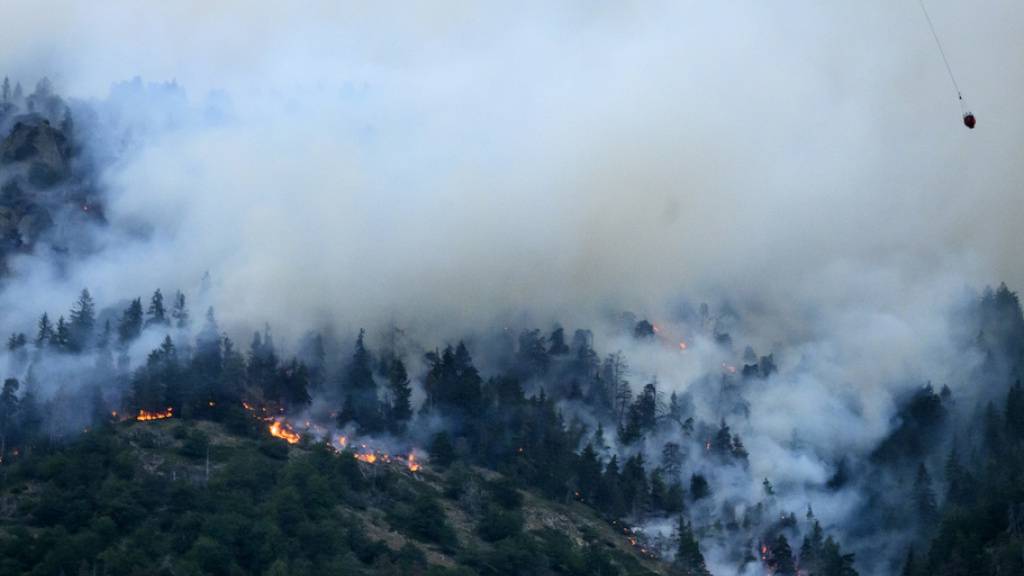 Luftraum für die Zivilluftfahrt gesperrt: Im Gebiet von Bitsch VS dürfen nur Lösch- und Rettungshelikopter fliegen. (Archivbild)