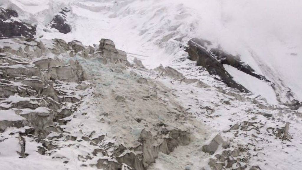 100 Kubikmeter Eis stürzten bei dem Gletscherabbruch herunter und begruben einen spanischen Bergsteiger. Er konnte nur noch tot geborgen werden.