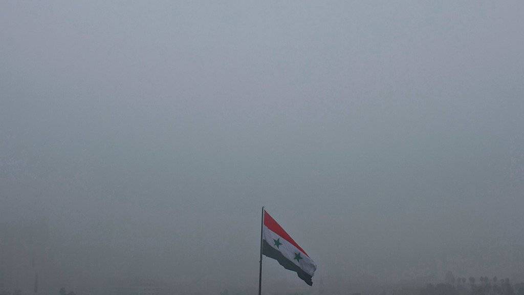 Syrische Flagge im Nebel in der Hauptstadt Damaskus