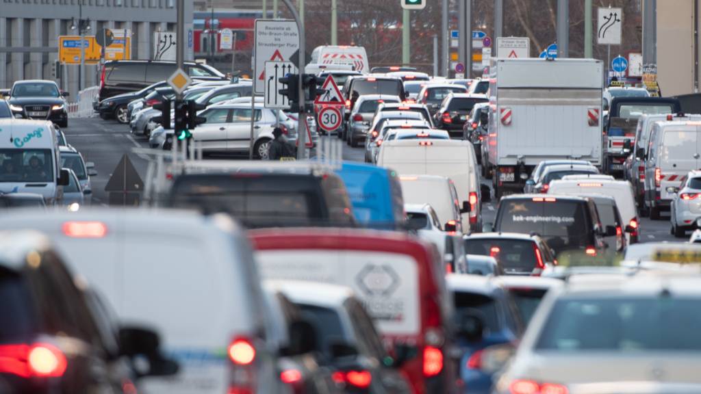 Verkehrslärm belastet in der Schweiz Hunderttausende Menschen (Symbolbild).