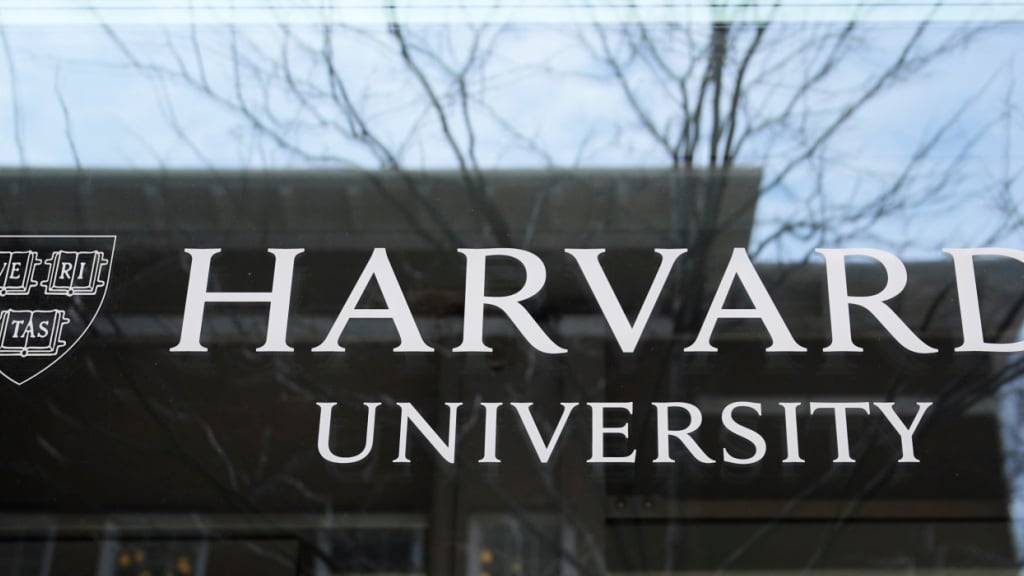 ARCHIV - Das Logo der Harvard University prangt an einem Gebäude der Hochschule. Foto: Charles Krupa/AP/dpa/Archivbild