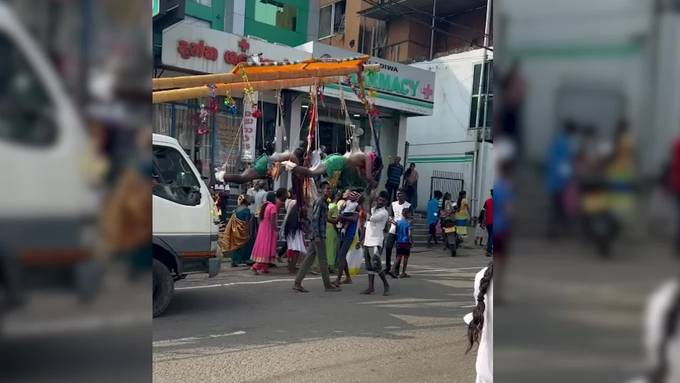 «Dachte, ist eine Opfergabe» – Zürcher beobachtet Hindu-Ritual 