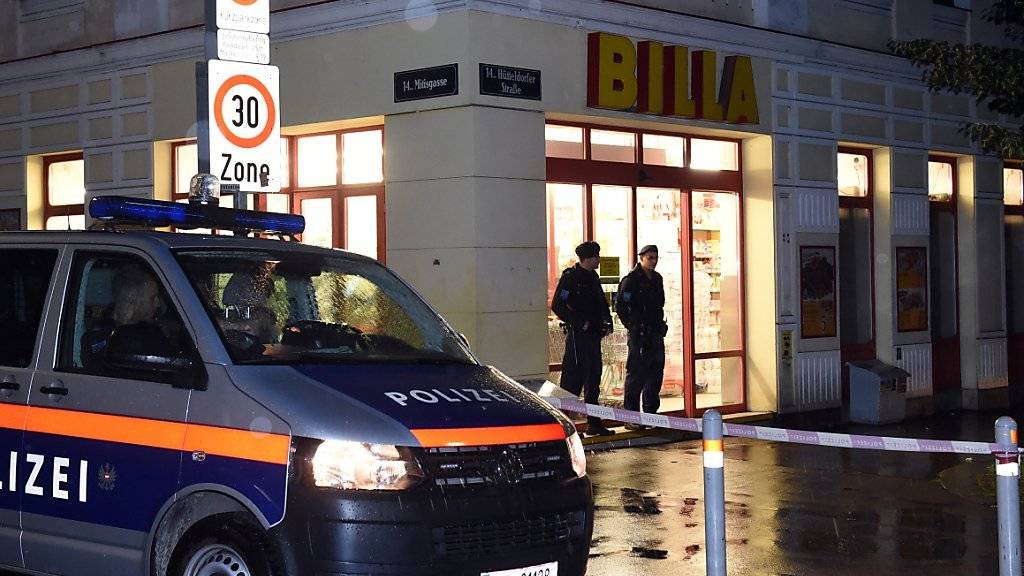 Zwei Polizisten wurden in Wien schwer verletzt, als sie einen Supermarkt-Einbrecher konfrontierten. Eine Sondereinheit erschoss den Täter, als dieser flüchtete.