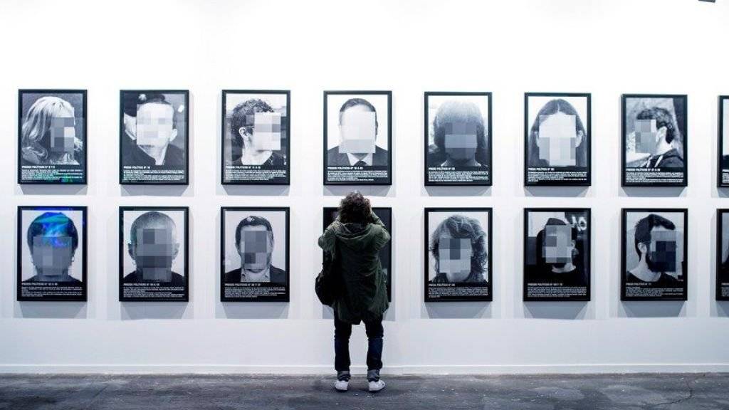 Das aus 24 verpixelten Porträts bestehende Werk «Presos politicos» (Politische Gefangene) von Santiago Sierra ist aus der Kunstmesse ARCO in Madrid verbannt worden. Künstler und Politiker protestieren gegen diese Zensur.