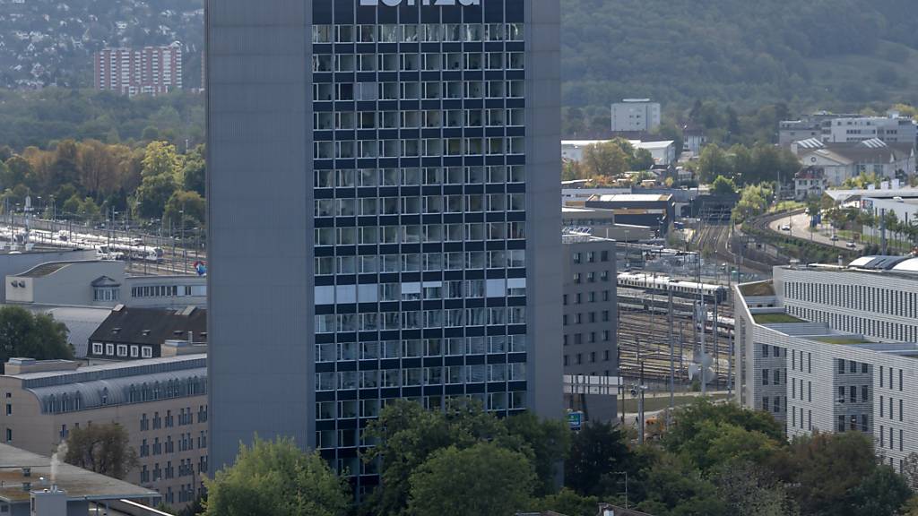 Der Pharmaauftragsfertiger Lonza hat im Jahr 2023 einen Rückgang des Gewinns verzeichnet. Kosten zur Stilllegung von Standorten und zur Restrukturierung belasteten.(Archivbild)