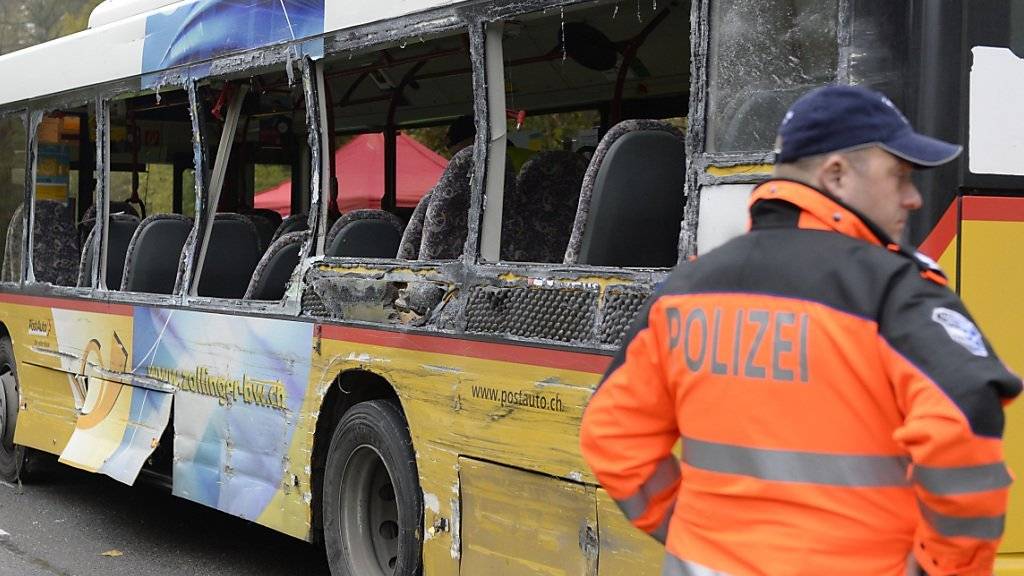 Bei dem Unfall im November 2014 starben zwei Buspassagiere. Nun wird der Lastwagenchauffeur als Unfallverursacher angeklagt. (Archivbild)