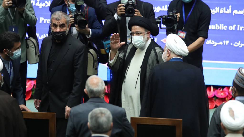 Ebrahim Raisi (M), neu gewählter Präsident des Iran, bei seiner Vereidigungszeremonie im Parlament. 