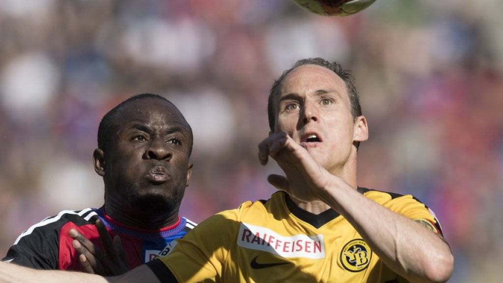 Das Spitzenspiel zwischen dem FC Basel, hier mit Seydou Doumbia, und den Young Boys, mit Steve von Bergen, endete 1:1 unentschieden