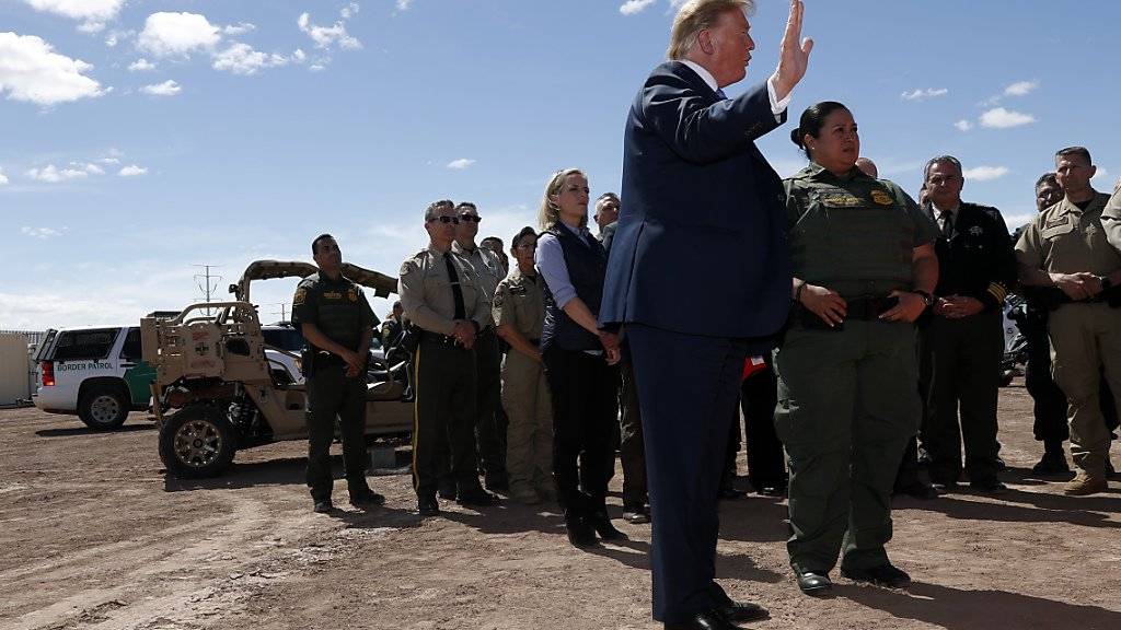 «Dreht um, wir haben keinen Platz mehr»: US-Präsident Donald Trump appelliert bei einem Grenzbesuch in Kalifornien an Migranten auf dem Weg in die USA.