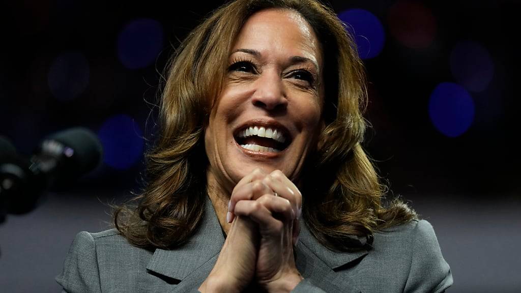 Die demokratische US-Präsidentschaftskandidatin und US-Vizepräsidentin Kamala Harris ist bereit zu einem weiteren TV Duell. Foto: Charlie Neibergall/AP/dpa