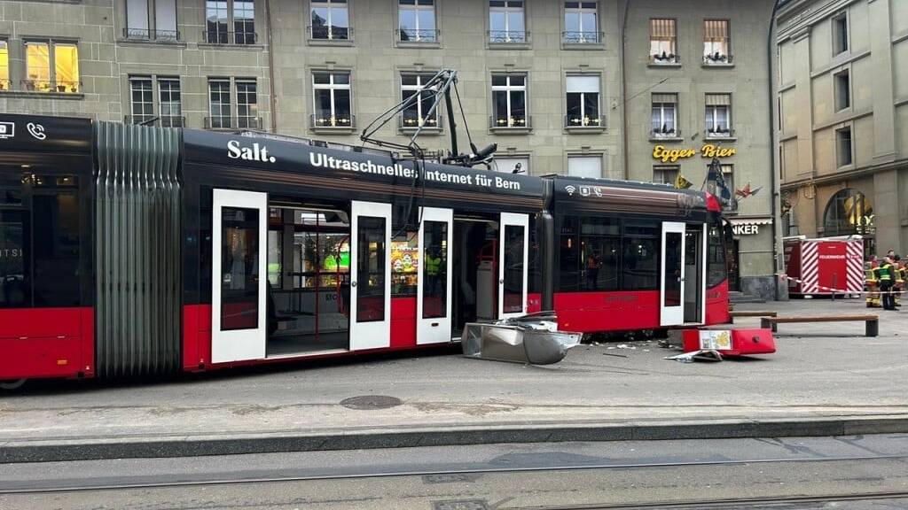 Das entgleiste Tram am Berner Kornhausplatz.