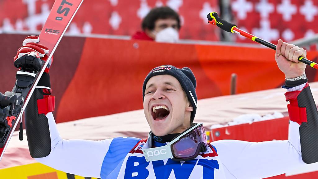 Marco Odermatt schreit in Adelboden seine Freude über den fünften Sieg in den Zielraum hinaus