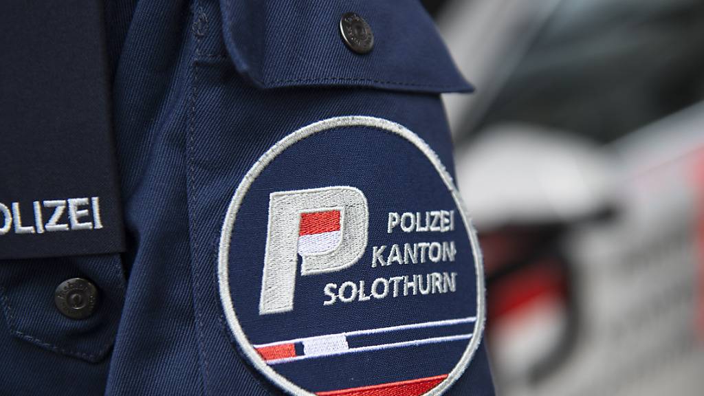 Die Solothurner Polizei fahndet nach einem Autofahrer, der vor einer Polizeikontrolle davongerannt ist. (Archivbild)