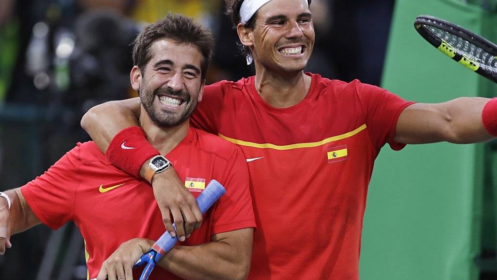 Marc Lopez (links) und Rafael Nadal bejubeln den Finaleinzug im Doppel und die sichere Silbermedaille