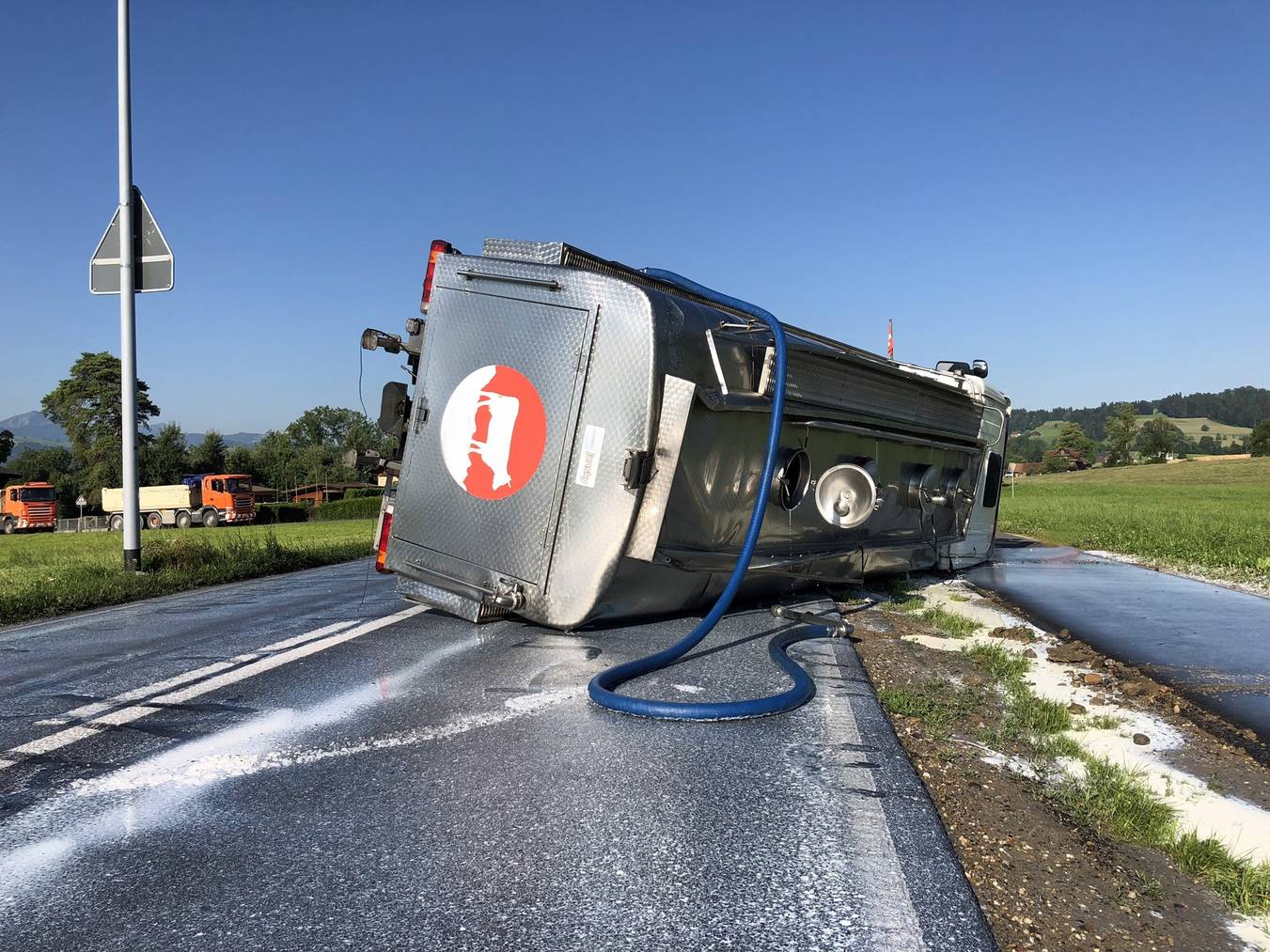 Milchtransporter kippt in Hellbühl LU Radio Pilatus