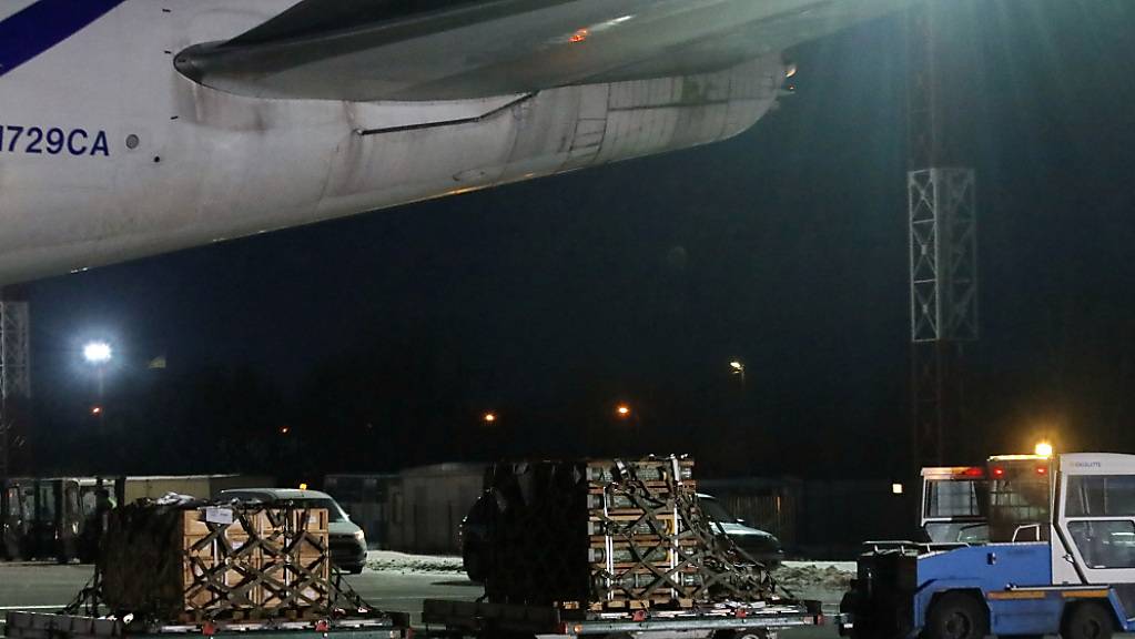 Eine Lieferung militärischer Hilfsgüter der USA an die Ukraine wird am Flughafen-Boryspil transportiert. Foto: -/ukrin/dpa