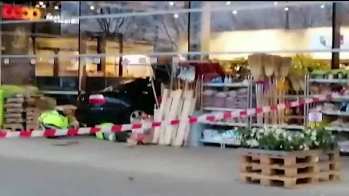 Mann fährt durch Glaswand in Einkaufstzentrum – eine Person leicht verletzt