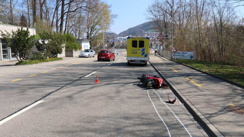 Der Töfffahrer und der Hund wurden verletzt.