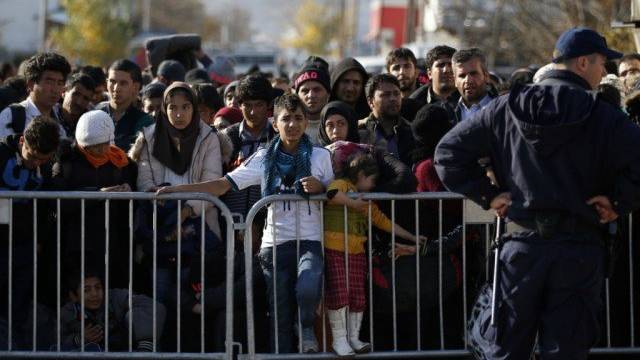 Migranten vor einem Registrierungszentrum im serbischen Presevo: Die UNO und Amnesty International kritisieren Europas Flüchtlingspolitik.© KEYSTONE