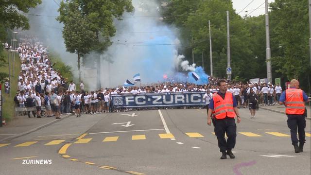 FCZ-Mitarbeiter brennen Pyros auf Volkshaus-Balkon ab