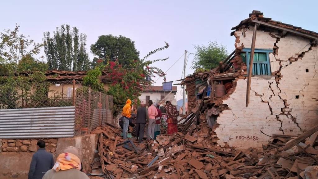 Starkes Erdbeben fordert mindestens 129 Todesopfer