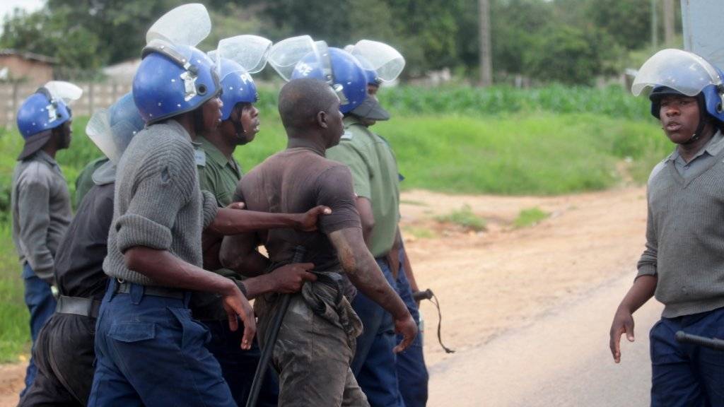 Sicherheitskräfte in Simbabwe haben am Montag versucht, die Lage nach Ausschreitungen in den Griff zu bekommen.