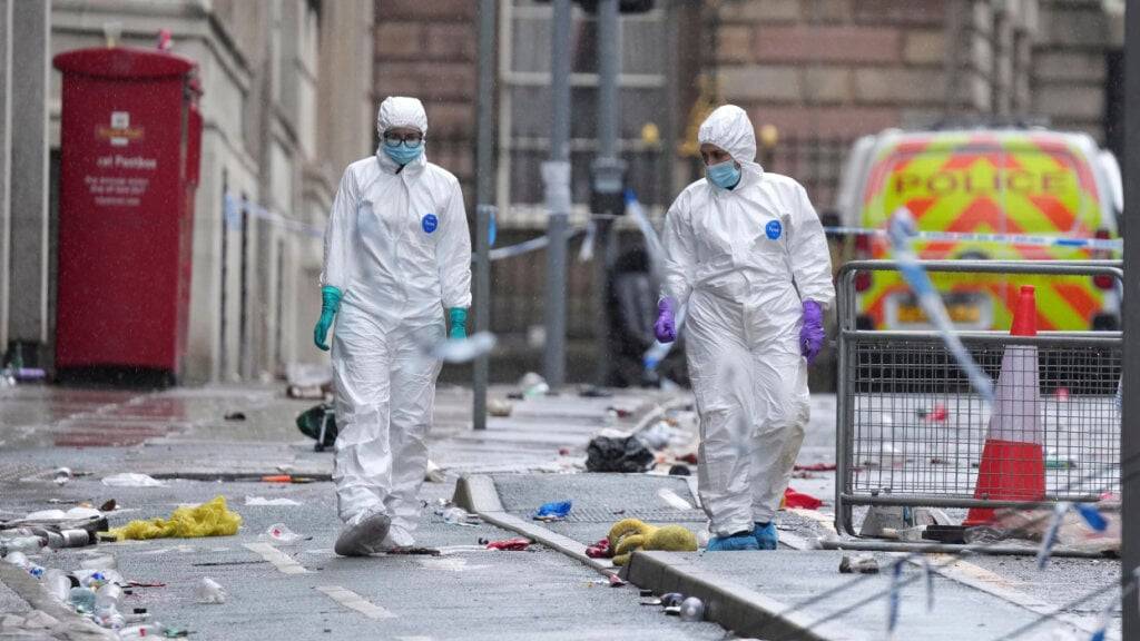 Gerichtsmediziner untersuchen die Stelle, an der ein 53-jähriger Brite mit einem Minivan in eine Menge von Liverpooler Fußballfans gefahren war. Foto: Jon Super/AP/dpa