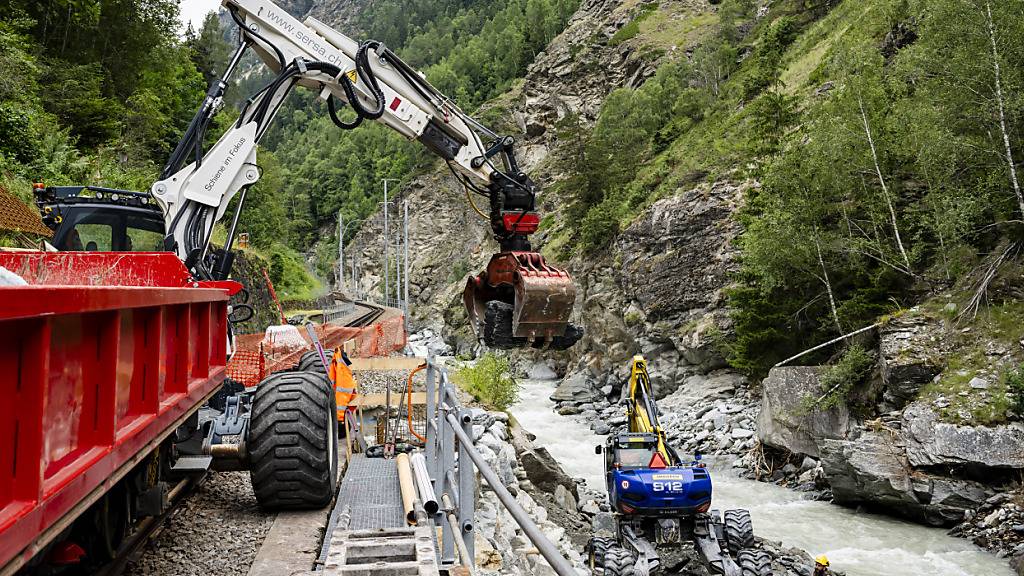 Die Reparaturabeiten am unterspülten Bahntrassee auf der Strecke nach Zermatt werden durch hohe Wasserstände erschwert und verzögert. (Archivbild)