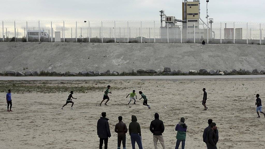 Abwarten und Fussball spielen: Flüchtlinge in Calais warten auf eine Möglichkeit, nach Grossbritannien zu gelangen.