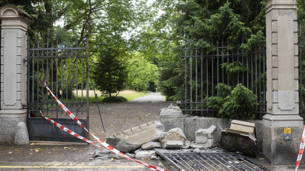Auf der Irrfahrt durch Zürich machte der unbekannte Autolenker auch vor dem Gittertor des Friedhofs Sihlfeld nicht halt.
