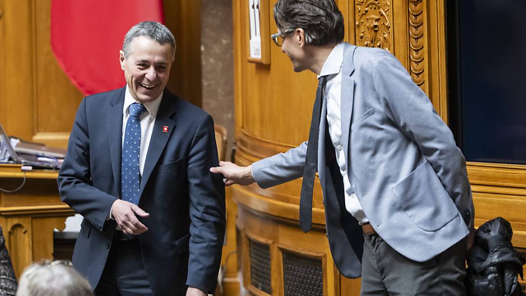 Bundesrat Ignazio Cassis (links) hat die Wiederwahl im ersten Wahlgang geschafft. Sein Kontrahent aus den Reihen der Grünen, der Freiburger Nationalrat Gerhard Andrey, war chancenlos. (Archivbild)