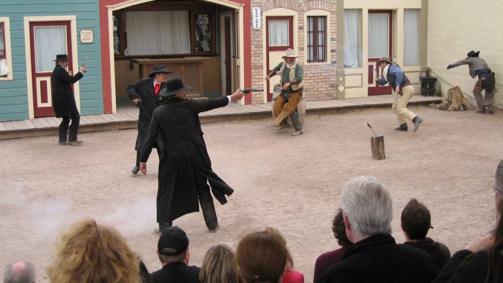 Damals ging noch alles gut: 2011 stellten Schauspieler die Schiesserei mit Wyatt Earp in der US-Westernstadt Tombstone für Touristen nach - in diesem Jahr gab es Verletzte (Archivbild).