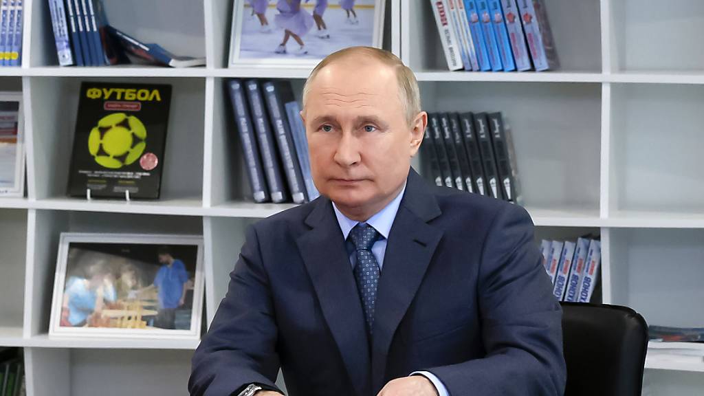 Das von der staatlichen russischen Nachrichtenagentur Sputnik über AP veröffentlichte Pool-Foto zeigt Wladimir Putin, Präsident von Russland. Nach Angaben eines Beraters von Putin ist Russland bereit, die Gespräche mit Kiew wieder aufzunehmen. Foto: Mikhail Metzel/Pool Sputnik Kremlin/AP/dpa